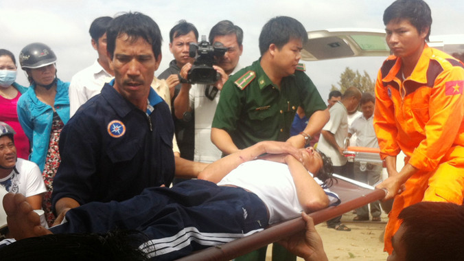 Ngư phủ bị nạn không thể tự đi đứng phải chuyển bằng cán.