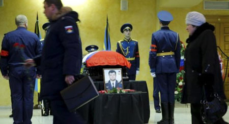 Thi thể phi công Oleg Peshkov được đưa về an táng tại Nga.