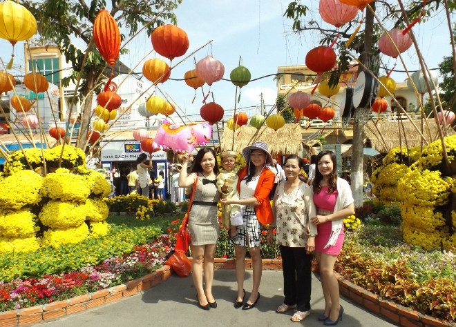 Chen chân chụp ảnh đường hoa Cần Thơ