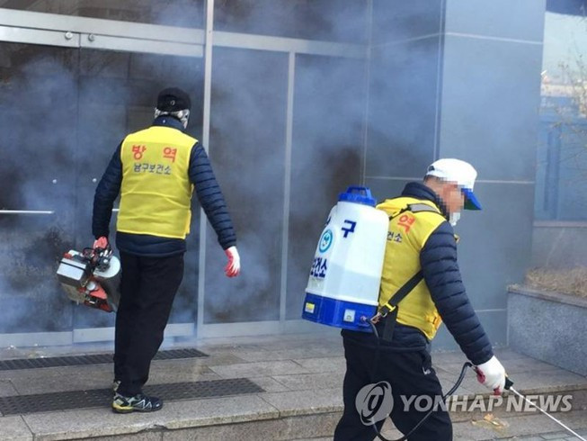 Khử trùng tại cơ sở của giáo phái Tân Thiên Địa ở Daegu. (Ảnh: Yonhap)