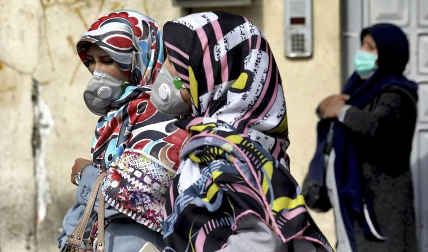 Người dân Iran đeo khẩu trang khi ra đường để phòng dịch Covid-19. (Ảnh: AP)