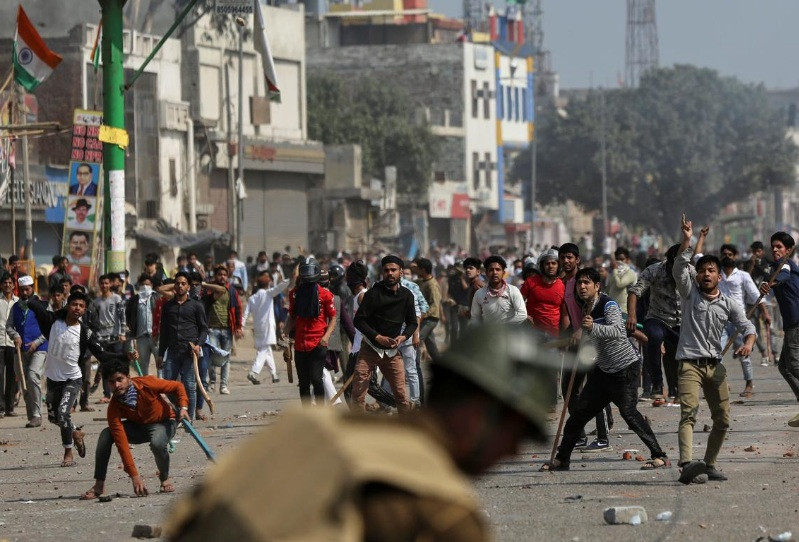 Khung cảnh biểu tình bạo lực trên đường phố New Delhi. (Ảnh: Reuters)
