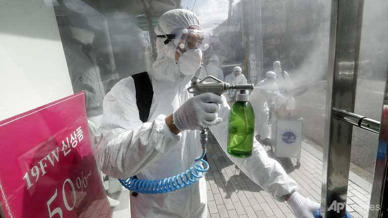 Khử trùng tại thủ đô Seoul, Hàn Quốc. (Ảnh: AP)