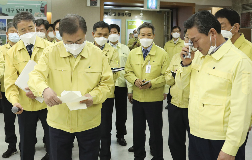 Tổng thống Hàn Quốc Moon Jae-in họp bàn với các quan chức về công tác phòng chống dịch Covid-19. (Ảnh: Yonhap)