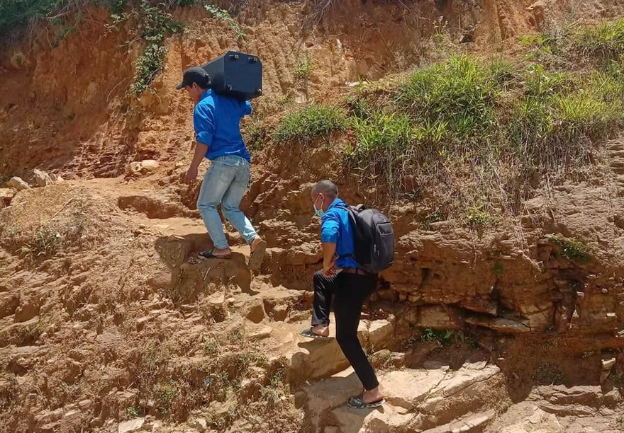 Các bạn trẻ lội bộ hàng giờ đồng hồ, đến những nóc làng xa xôi để tuyên truyền bầu cử.