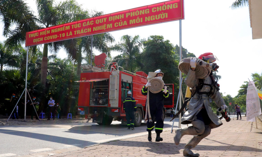 Lực lượng PCCC&CNCH diễn tập phương án khi xảy ra hoả hoạn tại khu cách ly y tế.