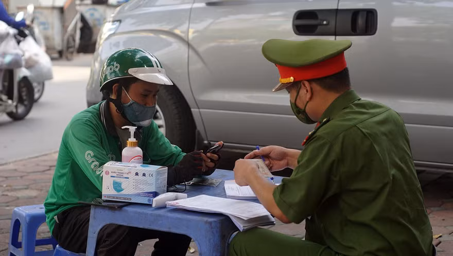 Công an lập biên bản các trường hợp ra ngoài khi không cần thiết.