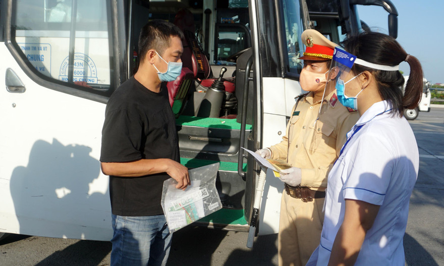 Công an Hà Nội yêu cầu người dân cần chuẩn bị một số giấy tờ trước khi về Hà Nội. Ảnh: Thanh Hà