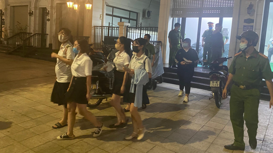 Lực lượng chức năng đưa những người tại văn phòng công ty trên về trụ sở làm việc.