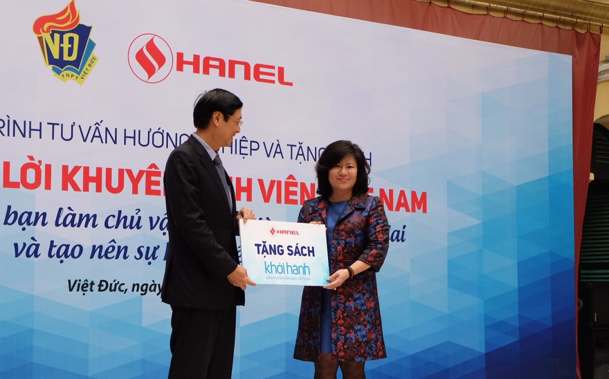 Tặng sách Khởi nghiệp, hướng đi chọn ngành nghề cho học sinh