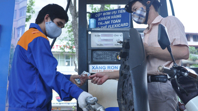 Giá xăng giảm 320 đồng