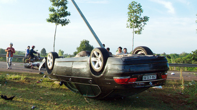 Ôtô 4 chỗ gây tai nạn nằm lật ngửa. Ảnh: Xuân Mai.