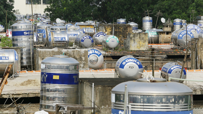 Các bồn nước la liệt trên nóc chung cư cũ - trở thành nguy cơ “bom nước” trên đầu dân