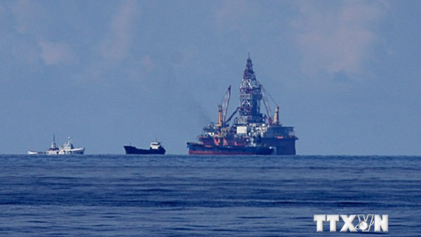 Cận cảnh tàu và giàn khoan của Trung Quốc hạ đặt trái phép trên vùng đặc quyền kinh tế của Việt Nam. (Ảnh: Công Định-Hữu Trung/TTXVN) 