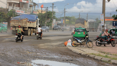 Một chiếc xe 3 chân chở quá thành thùng xe, có trọng tải lên tới hàng chục tấn. Trong lúc trọng tải đăng kiểm cho phép chỉ dưới 10 tấn.