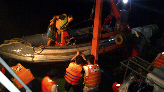 Hạ xuồng khẩn cấp cứu bệnh nhân trong đêm