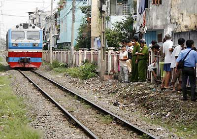 Ngủ trên đường ray, bé trai bị tàu cán đứt 2 chân