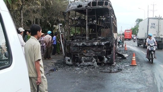 Chiếc xe chở khách bị cháy rụi giữa đêm khuya