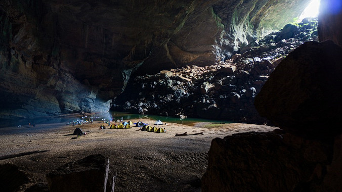 Du khách dựng trại nghỉ bên trong hang Sơn Đoòng tuyệt đẹp