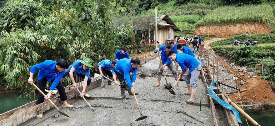 Hình ảnh đoàn thanh niên huyện Na Hang trên công trường xây dựng cầu Vì Tầm Vóc Việt