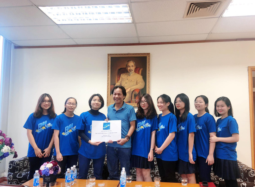 Học sinh CLB CNN Shine đến báo Tiền Phong trao tiền ủng hộ đồng bào lũ lụt miền Trung