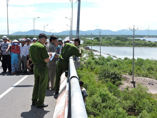 Cơ quan chức năng tiến hành khám nghiệm hiện trường
