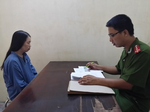 Điều tra viên lấy lời khai của Nguyễn Thị Lan. Ảnh: Báo An ninh Thủ đô