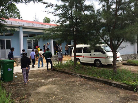 Xe cấp cứu đưa nạn nhân chuyển viện nhưng người này đã chết trước đó