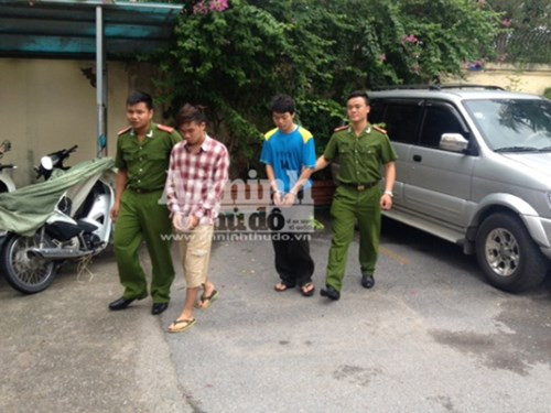 Công và Hoan bị các trinh sát bắt giữ đưa về trụ sở CAQ Cầu Giấy