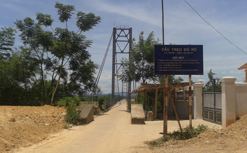 Cầu treo Đò Rô nơi nghi phạm chạy xe máy qua hòng hướng ra đường Hồ Chí Minh. Ảnh: Phương Linh