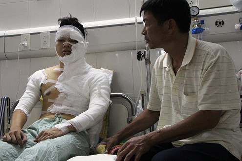 Gia đình chăm sóc Tùng tại bệnh viện