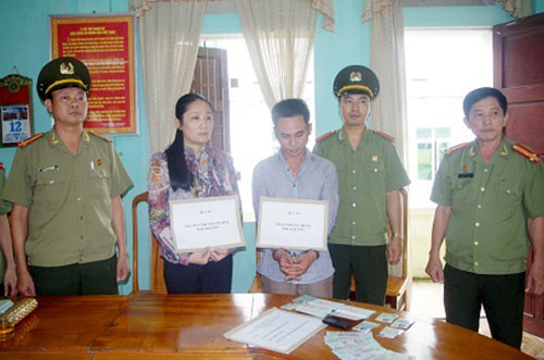 Hóa và Hưng (giữa) tại cơ quan điều tra. Ảnh: C.A