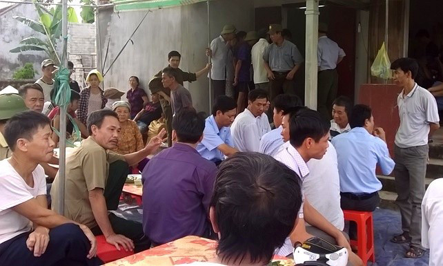 Người thân, hàng xóm lo hậu sự cho ông Thái. Ảnh: N. D