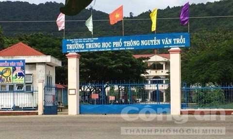 Cổng trường nơi xảy ra vụ hỗn chiến - Ảnh: Lê Huân