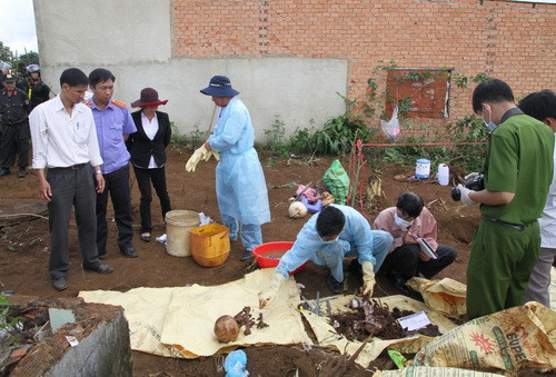 Lực lượng chức năng thu giữ nhiều mẫu vật sau khi khai quật. Ảnh: Hoài Thanh