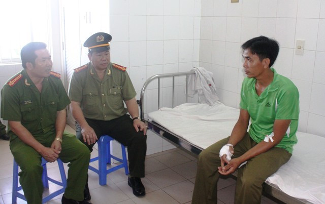 Lãnh đạo công an TP Cần Thơ thăm hỏi, động viên tinh thần dũng cảm của công an viên bị thương khi làm nhiệm vụ. Ảnh Minh Anh