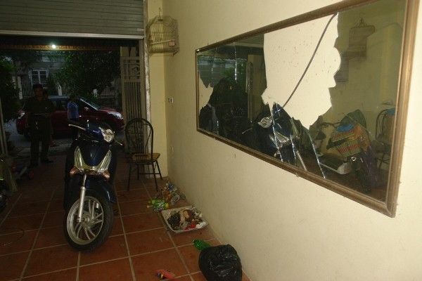 Nhiều đồ đạc trong nhà bị Lương đập phá. Ảnh: Công an cung cấp