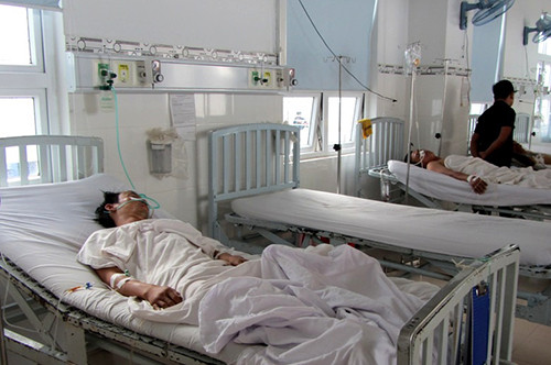 Hai nạn nhân bị truy sát tại quán karaoke. Ảnh: Sơn Ninh