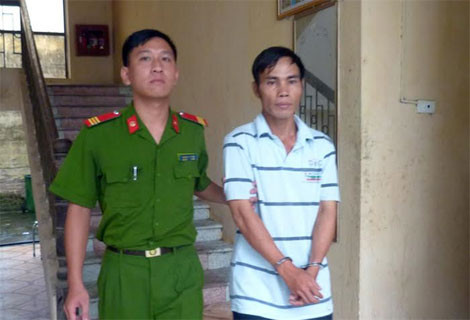 Lực lượng Công an dẫn giải đối tượng Hoàng Văn Chủ