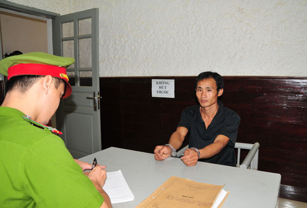 Đối tượng Lý Ông Lụ tại cơ quan công an