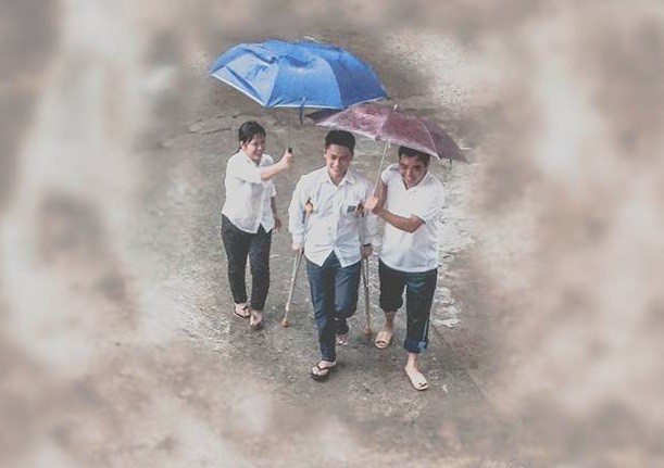 Hình ảnh thầy cô che mưa cho học sinh. Ảnh: Humans Of Nguyễn Siêu