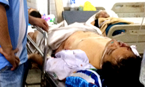 Nạn nhân đang cấp cứu tại bệnh viện. Ảnh: Nguyệt Triều