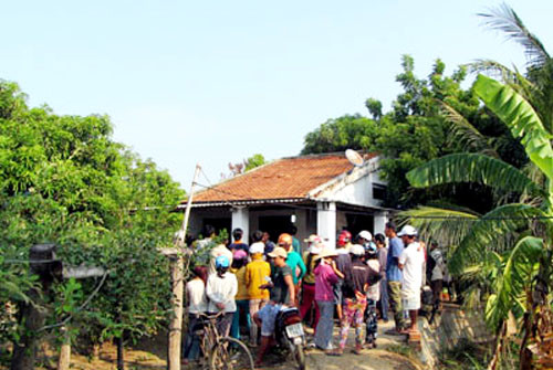 Nhiều người đến căn nhà xảy ra án mạng để xem cơ quan chức năng khám nghiệm. Ảnh: VnExpress