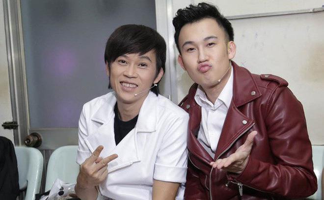 Ca sĩ Dương Triệu Vũ và anh trai- NSƯT Hoài Linh. 