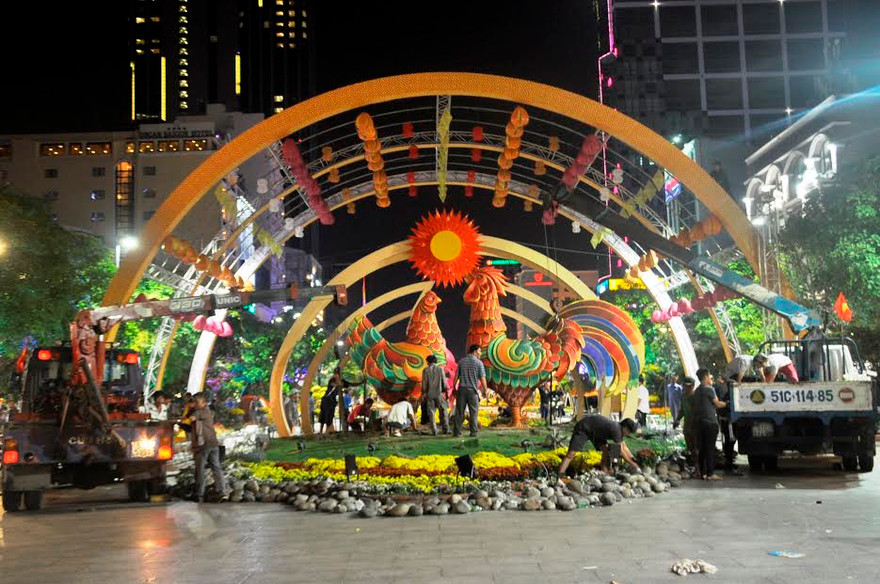 Đúng 22h tối 1/2 đường hoa Nguyễn Huệ chính thức đóng cửa, lực lượng công nhân thu dọn ngay trong đêm.