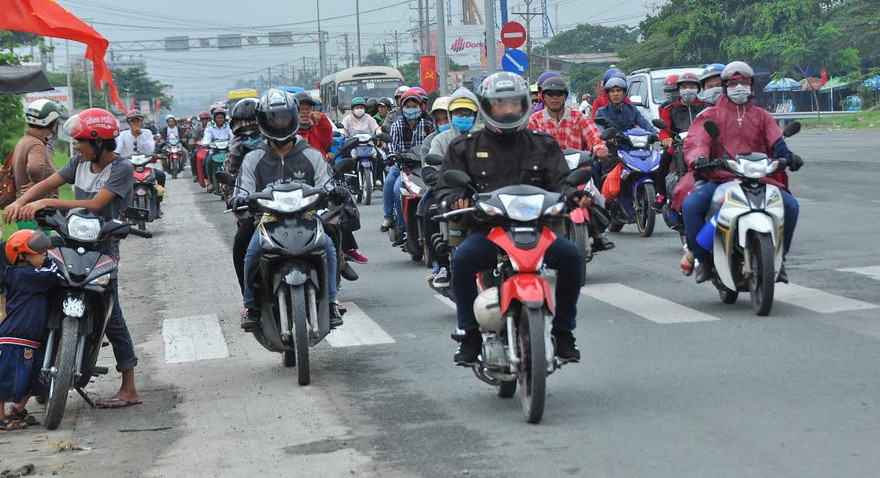 Người miền Tây vất vả 'đội mưa' trở lại Sài Gòn sau Tết