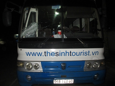 Xe khách bị nhóm đối tượng đập hư hại.