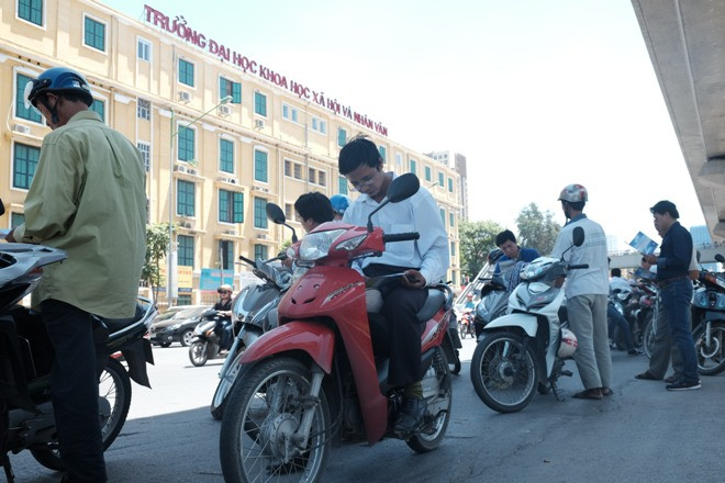 Phụ huynh mệt mỏi chờ đợi sĩ tử trong nắng nóng