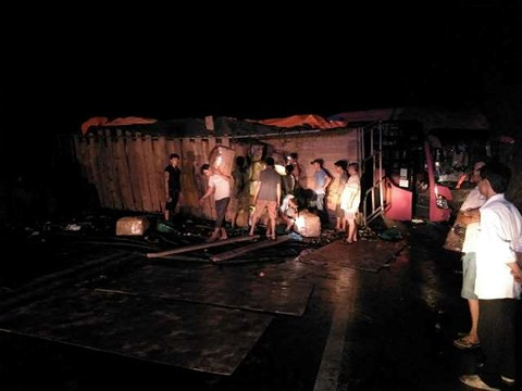 Chiếc xe tải lật nằm chắn ngang QL1A.