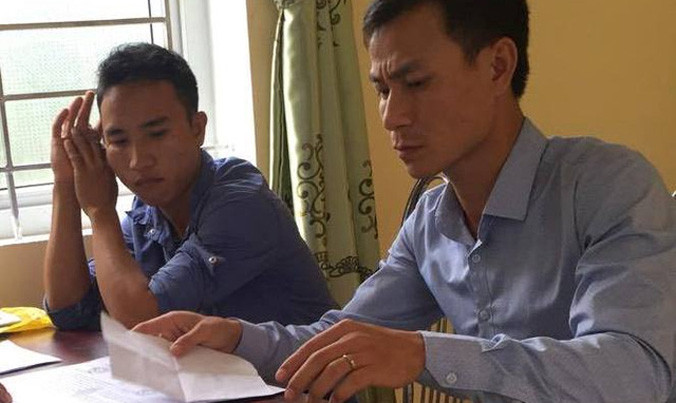 Nguyễn Hồng Quân (áo tím) tại Công an huyện Can Lộc.